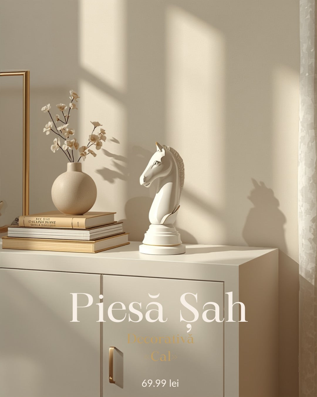 Piesă șah decorativă cal alb cu detalii aurii într-o cameră elegantă