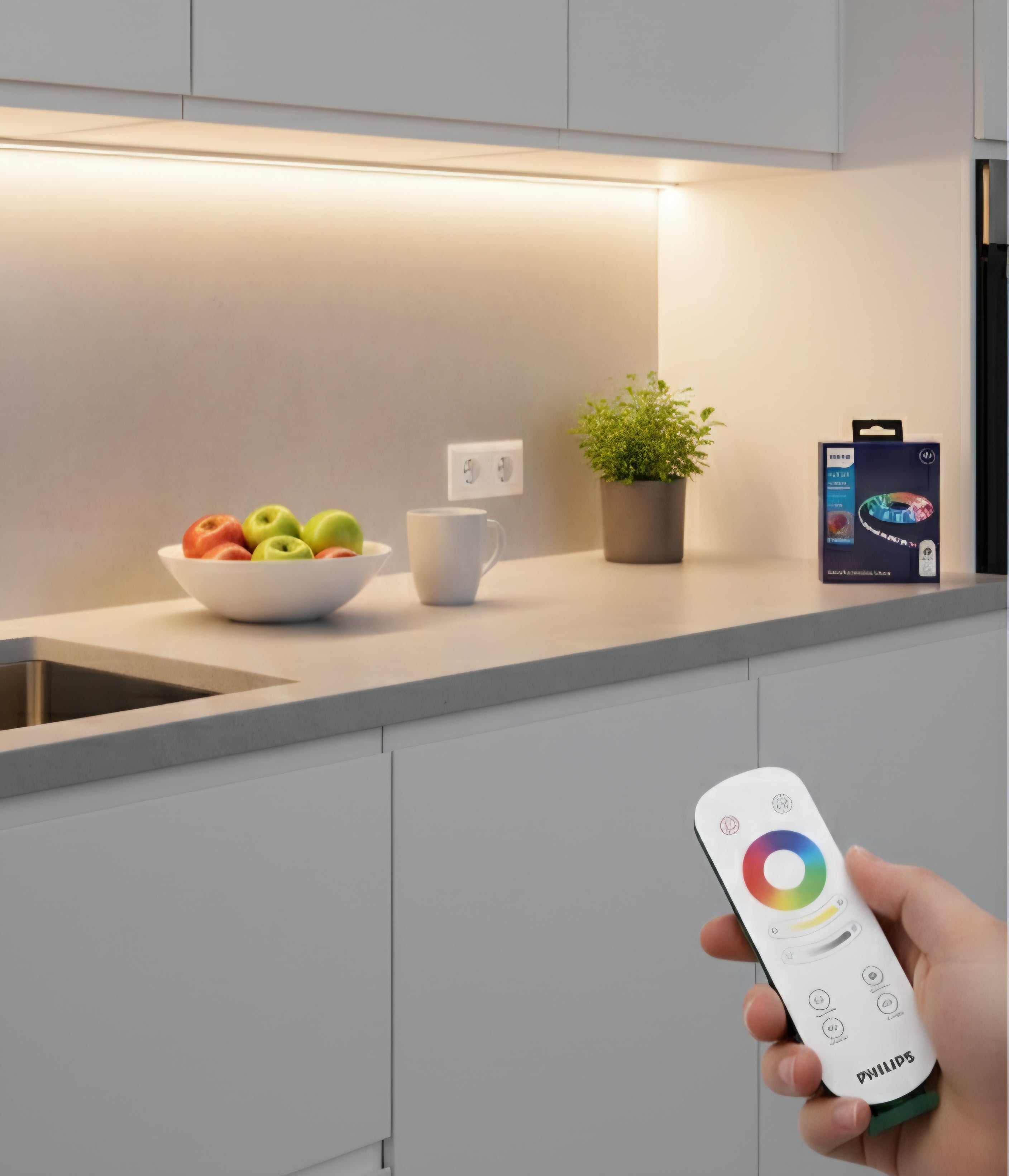 Bandă LED Philips RGB 5m, 24W, 1500 lm, telecomandă, 256 culori, iluminare ambientală