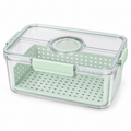 Caserola transparenta de frigider cu cos perforat verde pal si capac pe fundal alb