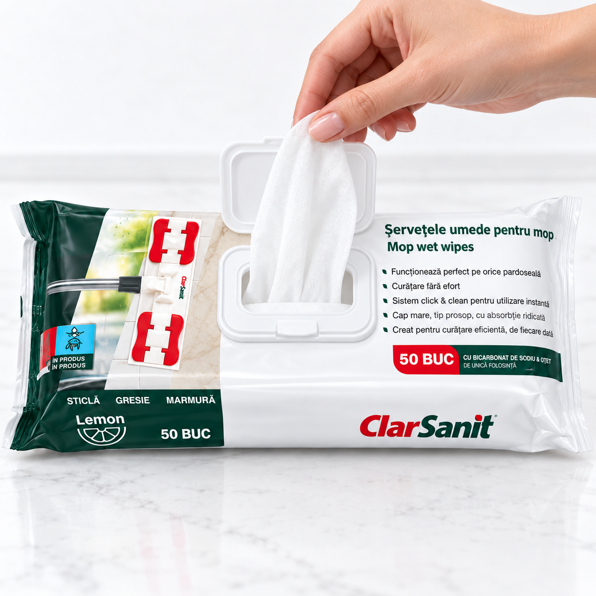 Deschiderea pachetului ClarSanit si scoaterea unui servetel