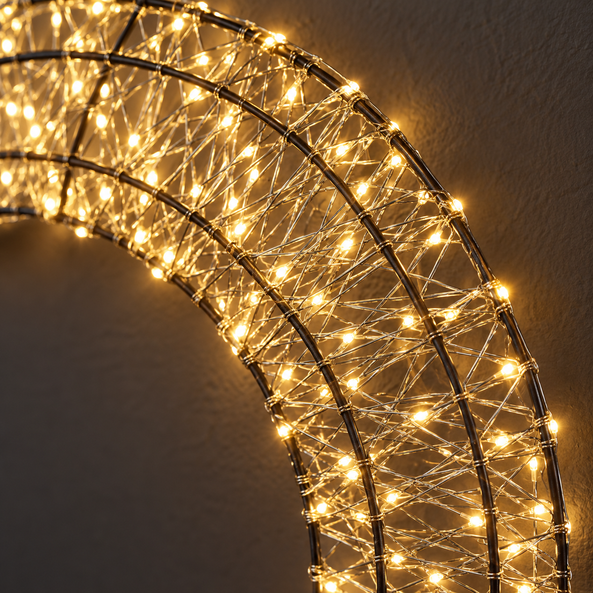 Detaliu al structurii metalice și al LED-urilor coroniței