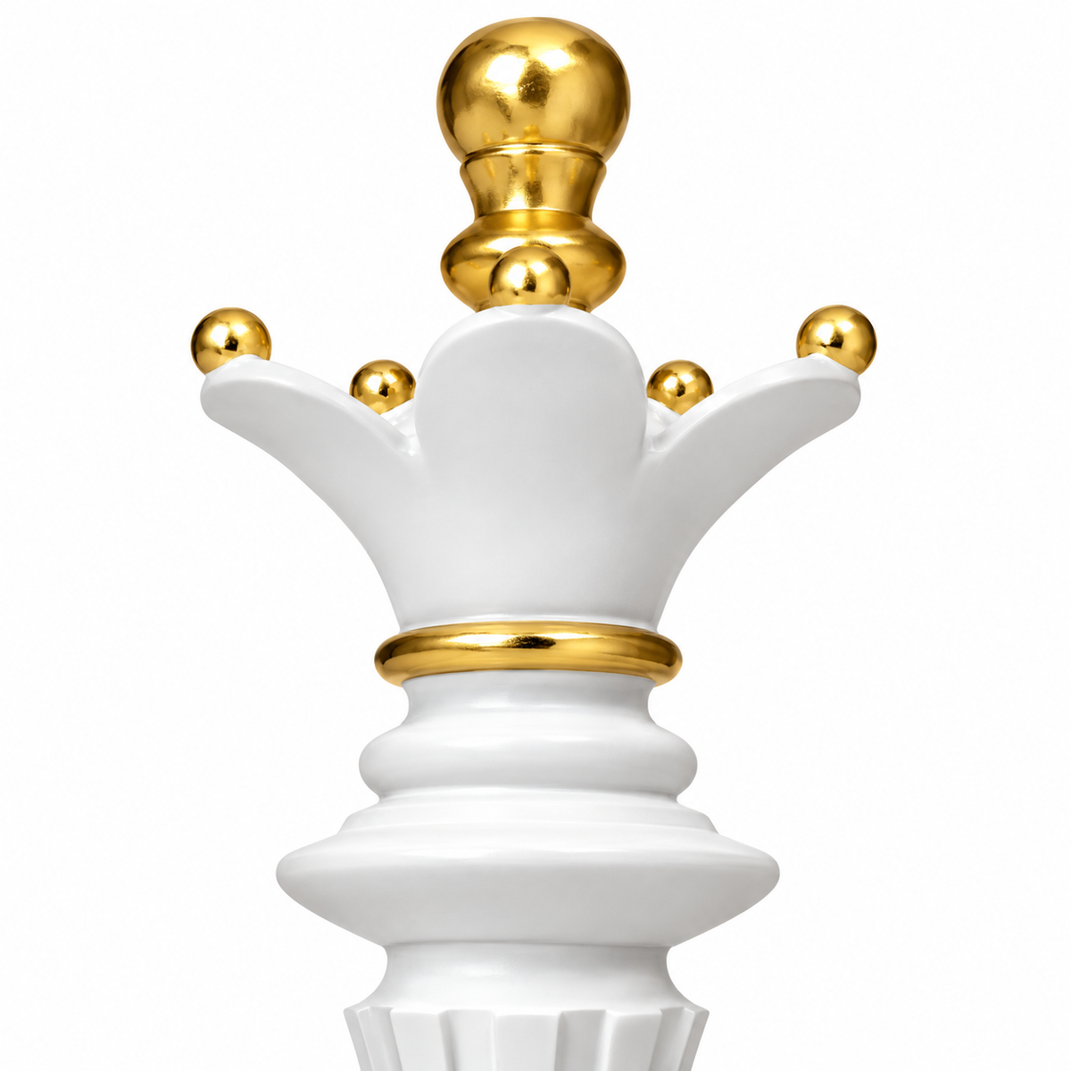 Detaliu al coroanei aurii de pe statueta Regină