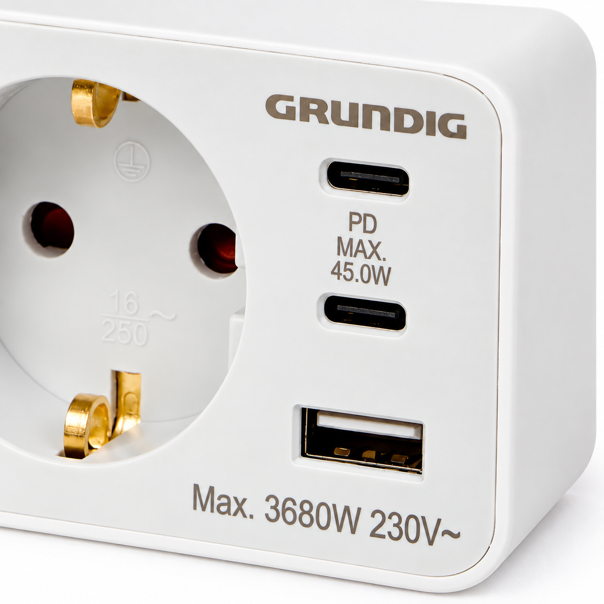 Detaliu adaptor Grundig cu două porturi USB-C, un port USB-A și priză Schuko