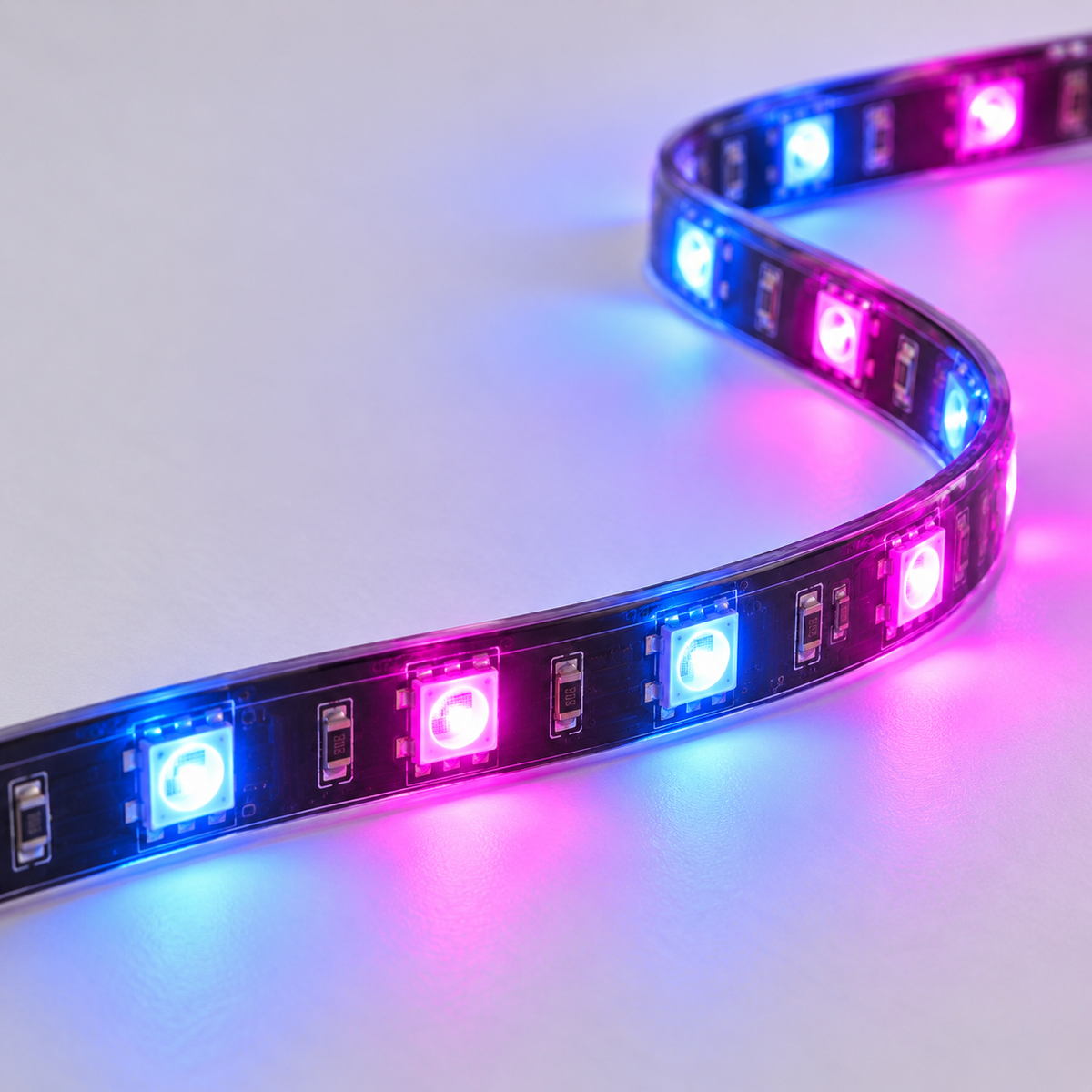Detaliu de iluminare multicolor RGBIC pentru banda LED