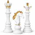 Set de trei piese de șah decorative albe cu auriu, Rege, Regină și Cal pe fundal alb