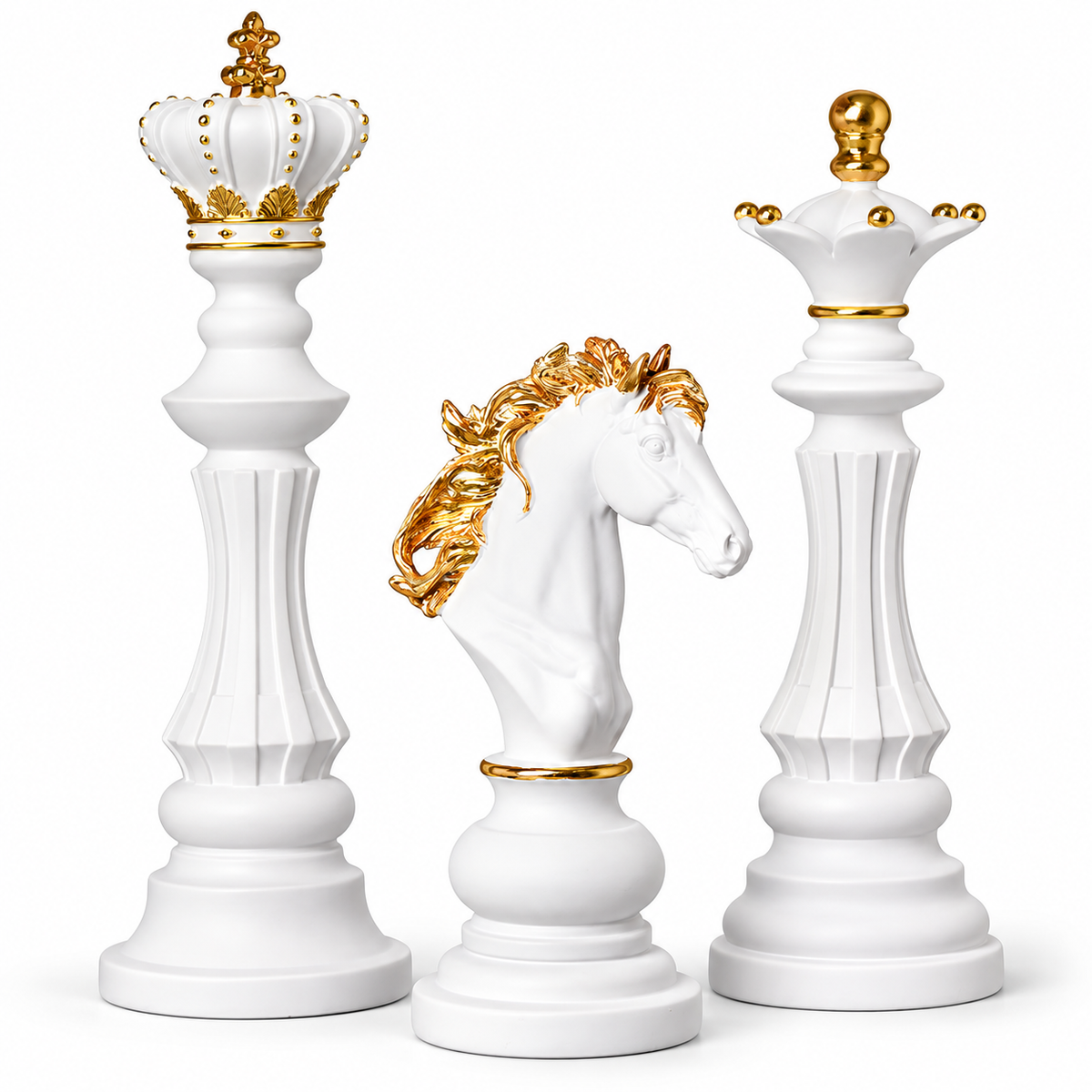Set de trei piese de șah decorative albe cu auriu, Rege, Regină și Cal pe fundal alb