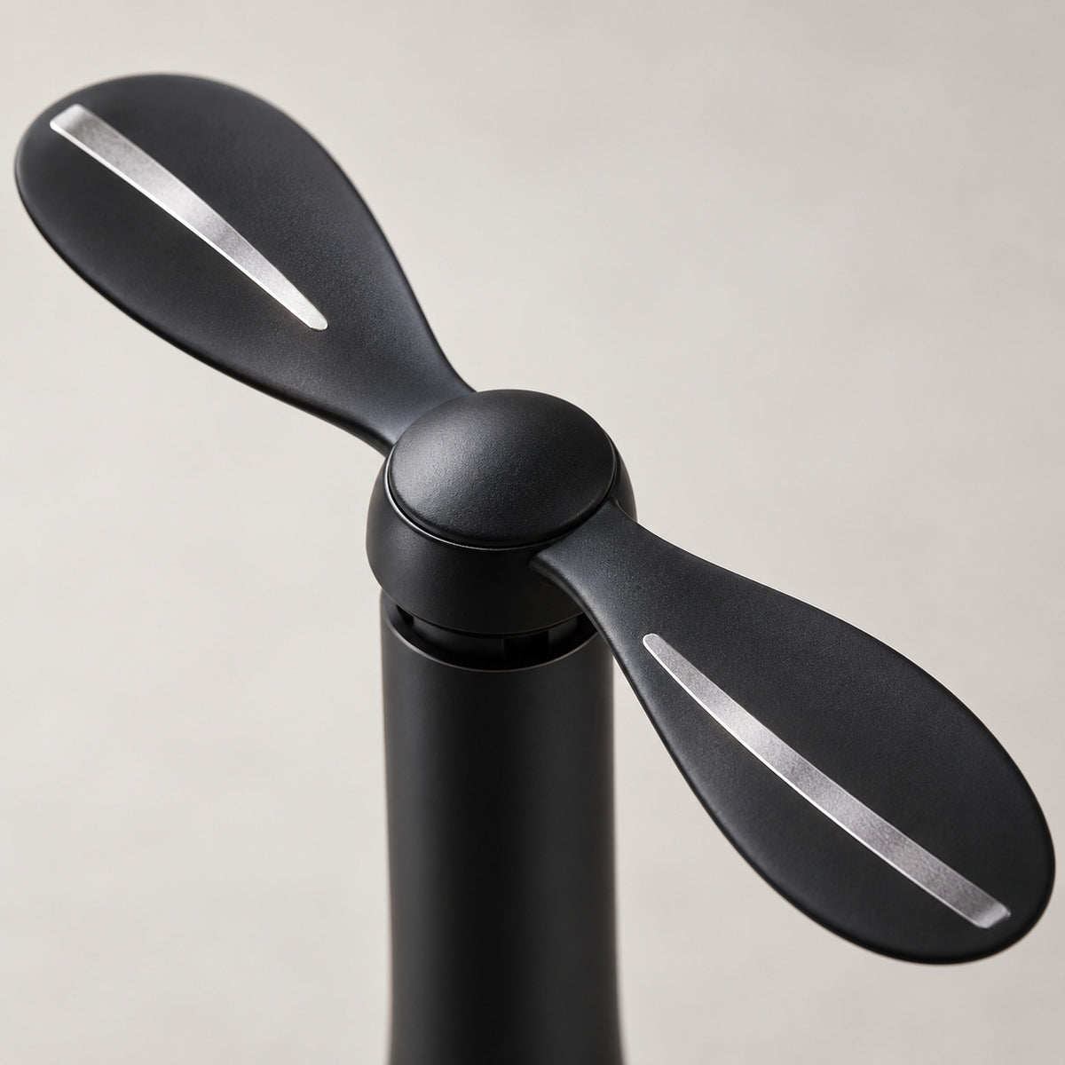 Detaliu al celor două pale moi reflectorizante ale ventilatorului S-Eye