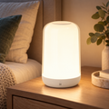 Veioză Moodlight reîncărcabilă cu lumină albă caldă pe noptieră